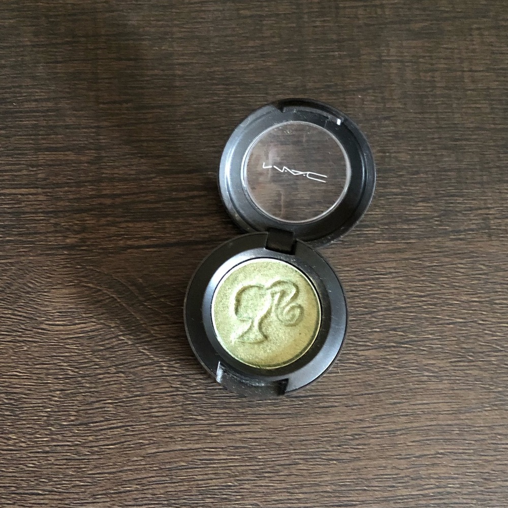 🆕 Mac Eyeshadow from Barbie Line.